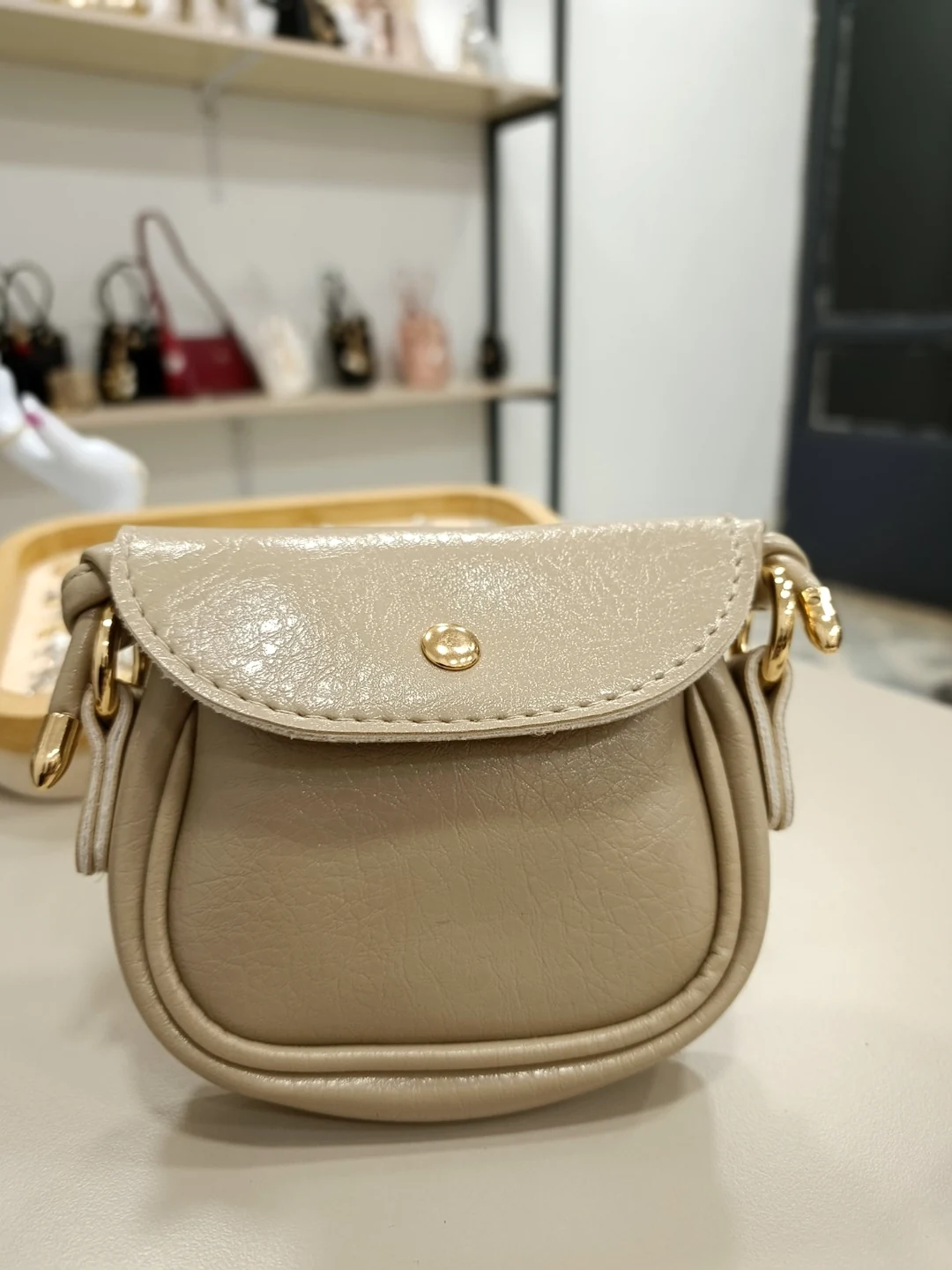 Bej Mini Kapaklı Çanta - Altın Renk Detaylı