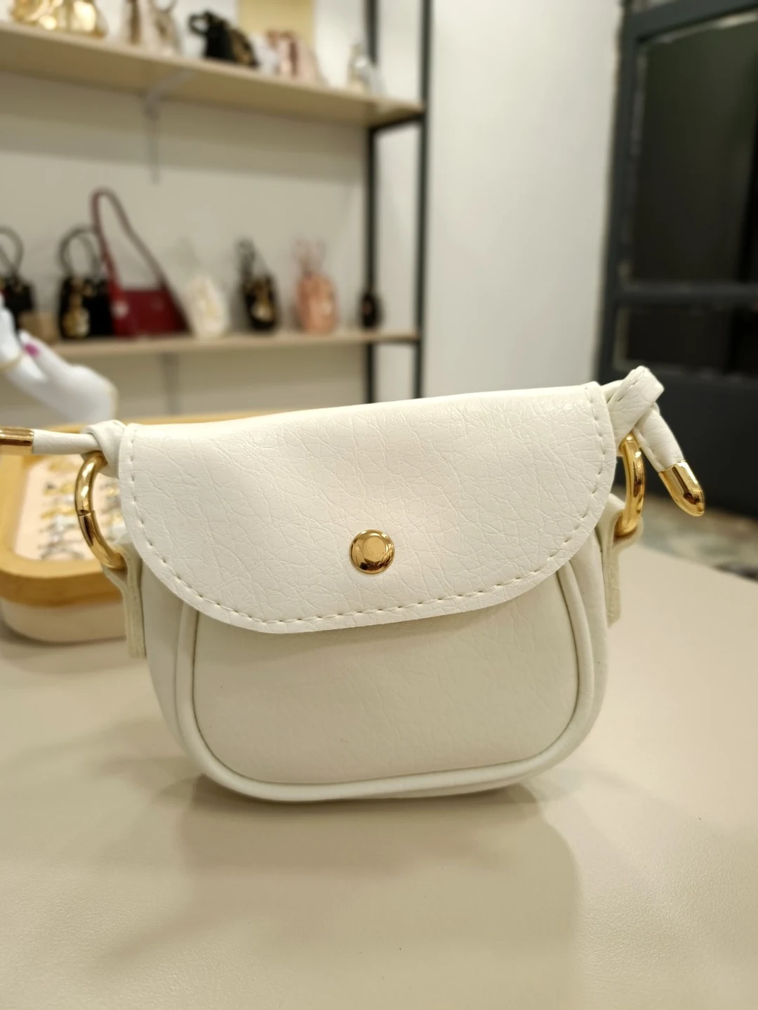 Beyaz Mini Kapaklı Çanta - Altın Renk Detaylı