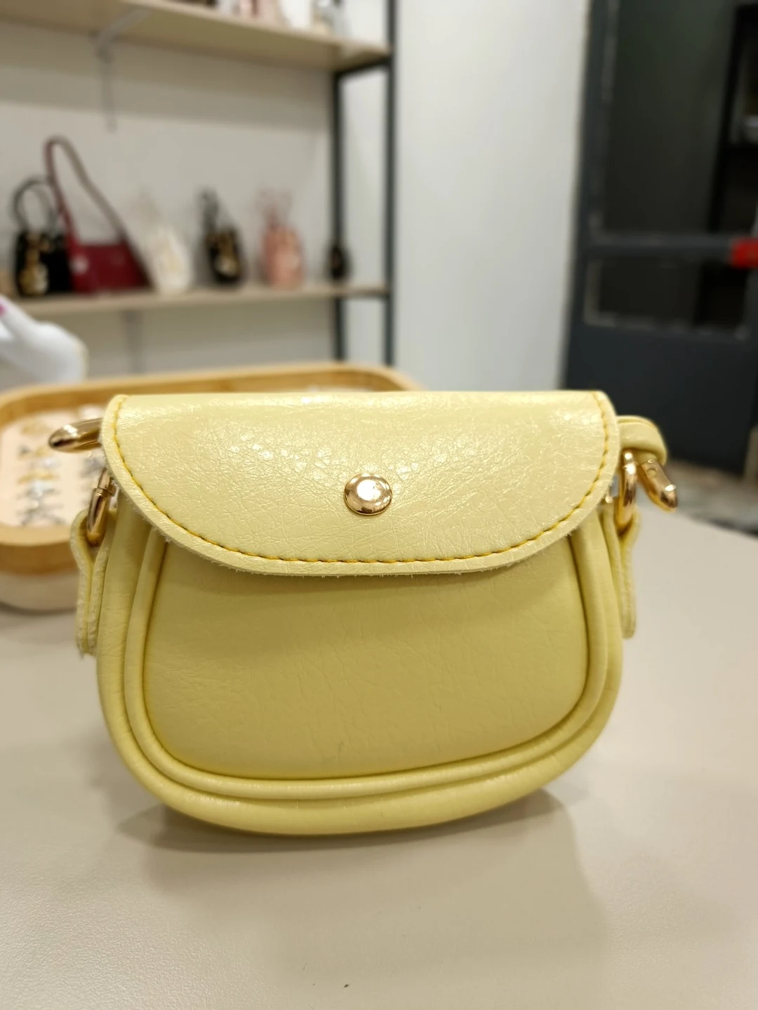 Sarı Mini Kapaklı Çanta - Altın Renk Detaylı