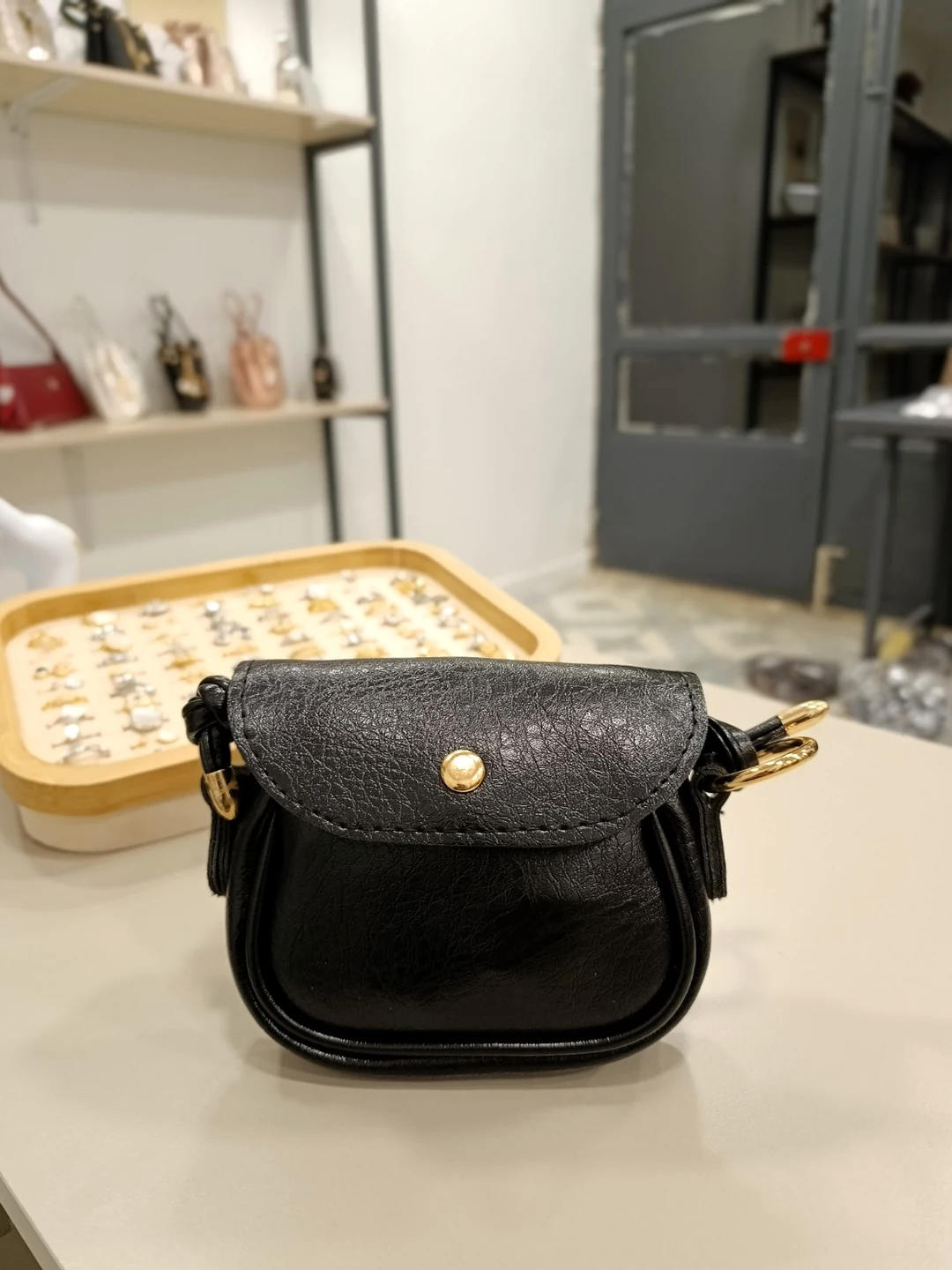 Siyah Mini Kapaklı Çanta - Altın Renk Detaylı